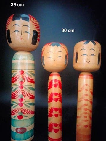 Beeldje (9) - Negen traditionele kokeshi in verschillende, Antiquités & Art