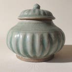 Zeldzame Chinese Longquan-celadon ribbelkruik met deksel,
