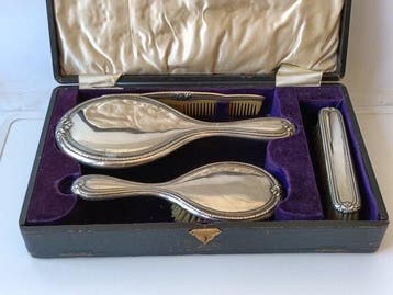 Toiletset - in zilver 800. met etui
