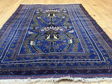 Tapis oriental tissé à la main dans le style baloutche