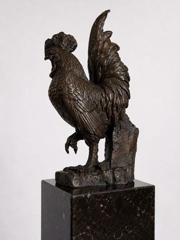 sculptuur, Imposante Haan – Decoratieve Sculptuur op Zwarte
