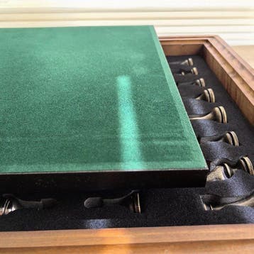 Spelstuk - Vintage-style metal chess pieces and solid wood