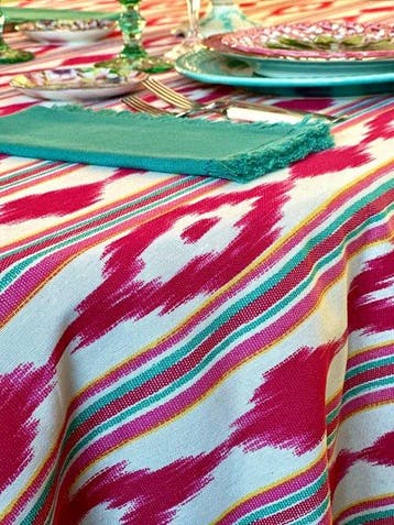 Tafelkleed met ikat-patroon in fuchsiakleur voor grote