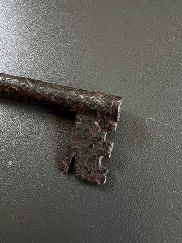 Médiéval Fer Clé romane ornée dune barbe élaborée du XIe