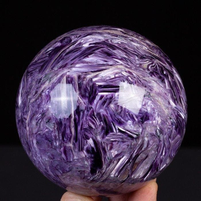Zeldzame bol van charoiet met kattenoog-effect en nefeline, Verzamelen, Mineralen en Fossielen