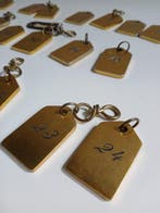 Fraaie verzameling sleutelhangers en losse sleutels in