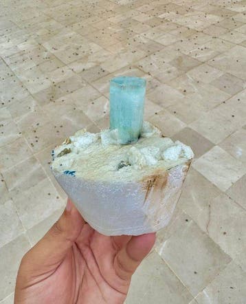 Cristal d’aquamarine bleu ciel exceptionnel sur matrice