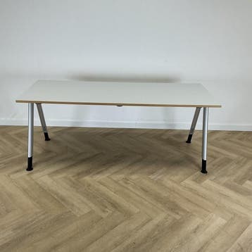 Haworth verstelbaar bureau met kabelgoot 200x80 cm, licht, In hoogte verstelbaar, Gebruikt