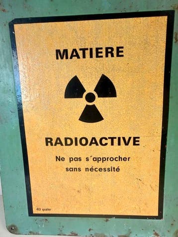 Plaque davertissement. Centrale nucléaire. - Plaque - Métal