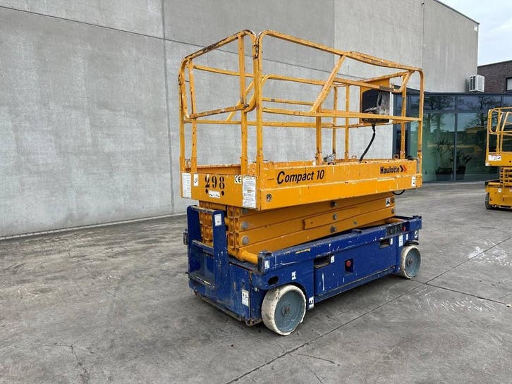 Veiling: Schaarlift: Haulotte Compact 10 Accu 2002, Articles professionnels, Machines & Construction | Ascenseurs, Échafaudages & Échelles