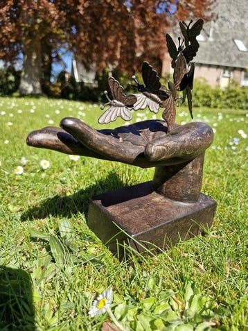 Beeldje - Beeld , hand met vlinders , vrijheid , nieuw leven