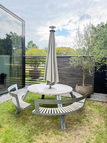 Extremis Gargantua tuintafel picknicktafel + Inumbra parasol, Zo goed als nieuw, Rond, Aluminium