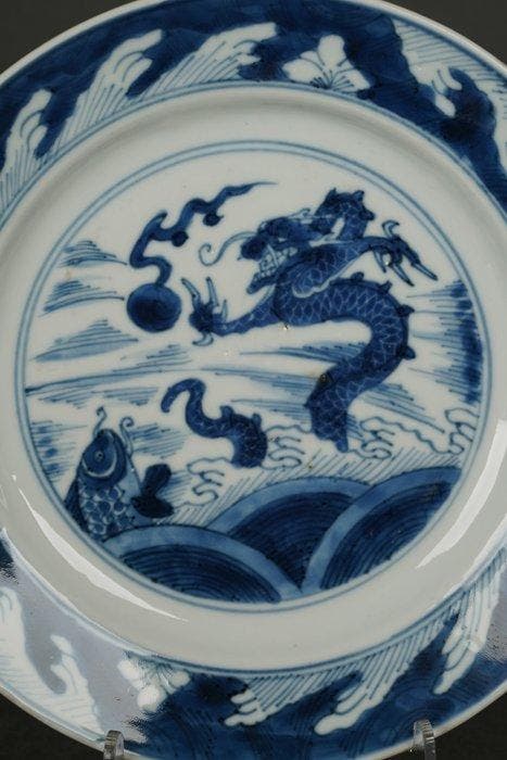 Large Dragon and Carp Plate - Kangxi (1662-1722) - Bord -, Antiek en Kunst, Antiek | Overige Antiek