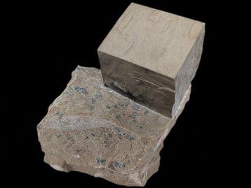 pyriet Kristal op matrix - Hoogte: 9 cm - Breedte: 6.5 cm-, Verzamelen