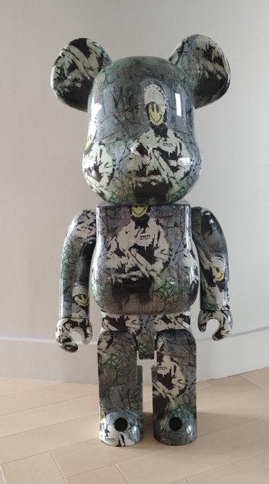 Banksy (1974) - Riot Cop 1000% Bearbrick, Antiek en Kunst, Kunst | Designobjecten