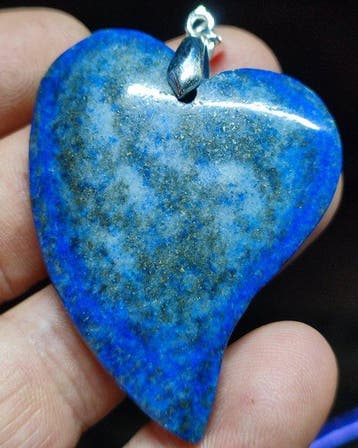 Beau pendentif fait main en lapis-lazuli royal doré de