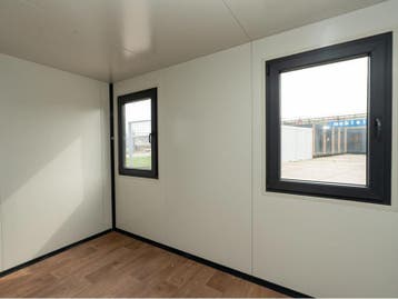Geïsoleerd mobiel kantoor gezocht? 3x2 raam links