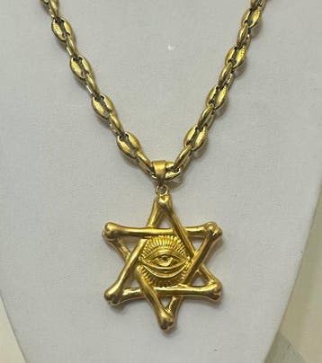 Ketting met religieus amulet: de vrijmetselaarsster en het