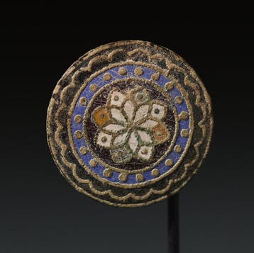Oud-Romeins Bronzen fibula met emaille-inleg. - 2.5 cm