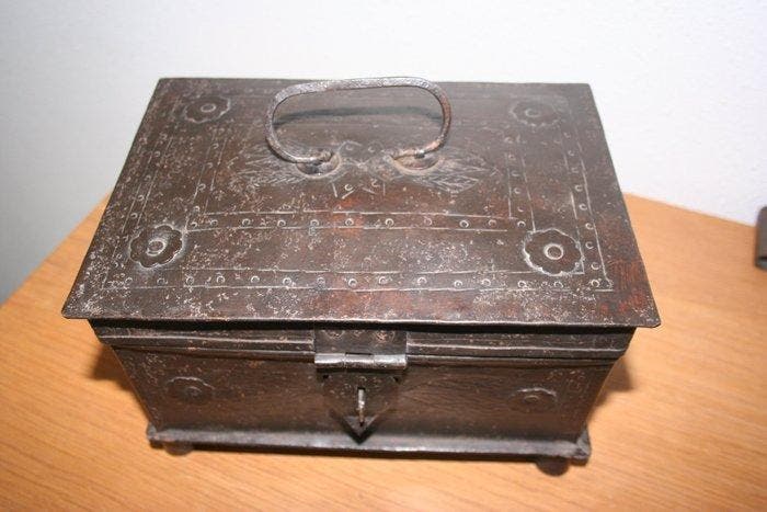 Handmade - Sieradendoos - Metaal - Geponst metaal met rozet, Antiek en Kunst, Curiosa en Brocante