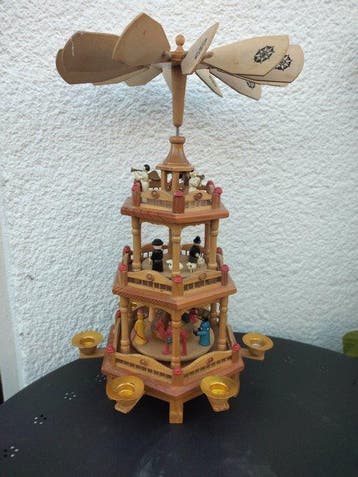 Kerstbeeldje - Draaiende kerstpiramide 3 verdiepingen - 47