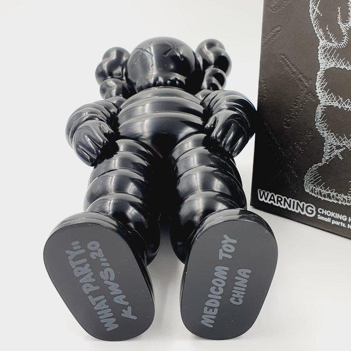 Kaws (1974) - NO RESERVE Kaws What Party Black 2020, Antiek en Kunst, Kunst | Designobjecten