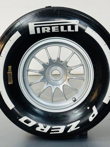 Pneu complet sur la roue - Formule 1 Pirelli - O.Z. *** NO