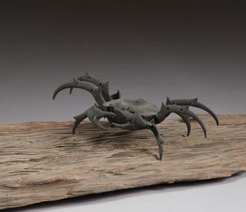 Okimono-ensemble van een krab op drijfhout - Hout, Brons -