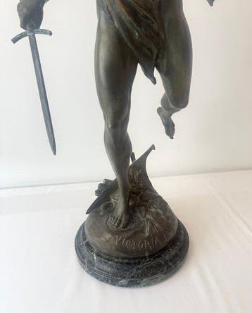 Emile Louis Picault (1833-1915) - Sculpture, „ VICTORIA “ -, Antiquités & Art