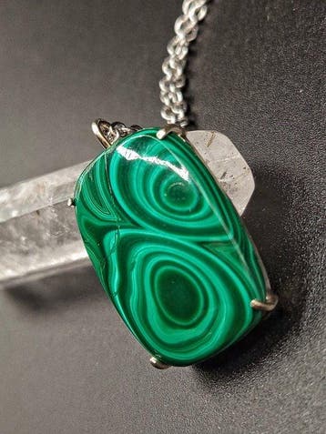 Ambachtelijk sieraad Gaia in 925 zilver met malachiet,