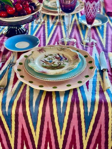 Ottomaanse tafelkleed, met ikat-patroon voor brede tafels. -