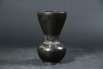 Vaas - Antieke bronzen vaas met archaïstisch reliëfontwerp