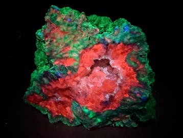 Heldere en verbluffende geode van chalcedoon en calciet.