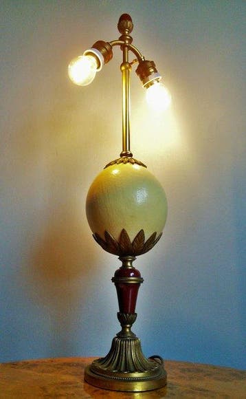 Lampe - Lampe autruche en bronze avec ornements classiques.
