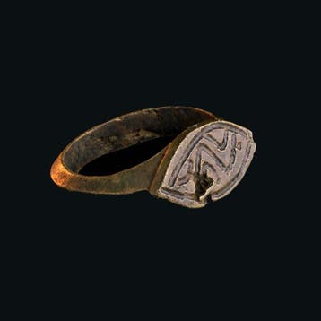 Viking periode Brons Uitstekende Ring – “Isa–Fehu Galdr”, Antiek en Kunst