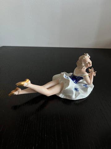 Wallendorf - Beeldje - Reclining female dancer - Biscuit