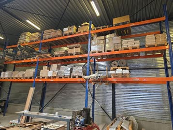 25 Lopende meter metalen palletstelling.