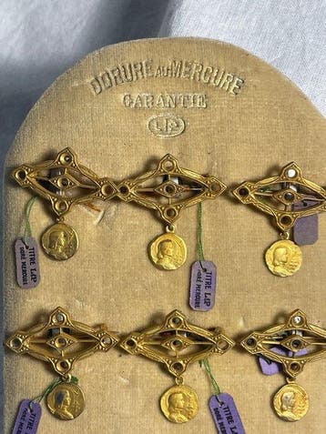 Presentoir voor 12 broches met medaillon Jeanne dArc -