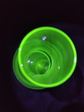 Vase en forme de bouteille - verre à l’uranium