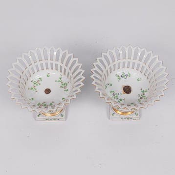 Een paar porseleinen kastanje vazen. Porcelaine de Paris -