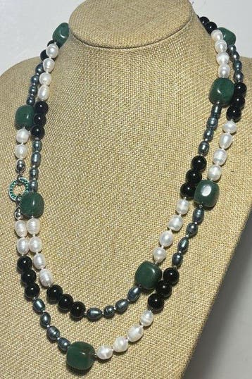 Zoetwaterparels, groene jade (Getest) en zwarte onyx. Hoge