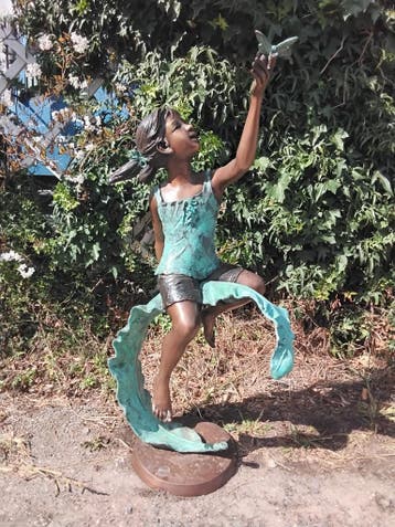 Fille avec papillon en bronze