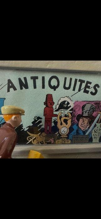 Figurine Moulinsart 46935 - Tintin devant la vitrine du, Nieuw