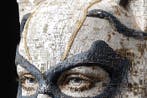 Yamila - Catwoman: El Renacer de la Porcelana y Oro