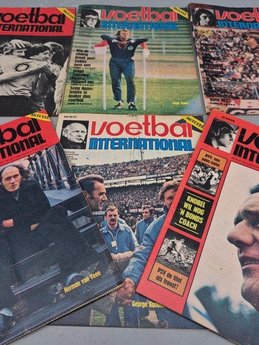 Voetbal International – Konvolut aus 6 Zeitschriften –, Verzamelen, Overige Verzamelen
