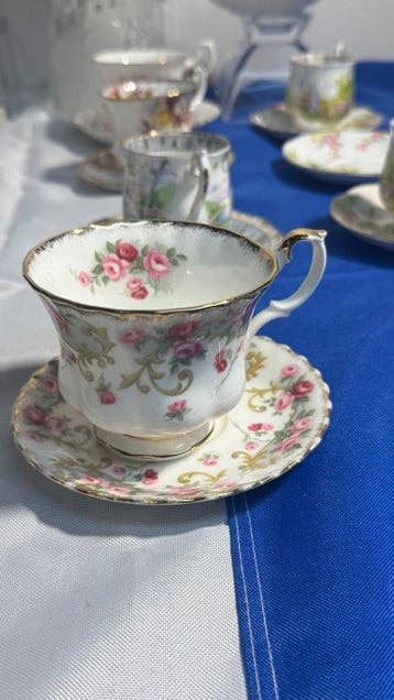 Royal Albert - Service de table (12) - Os, Porcelaine, Or