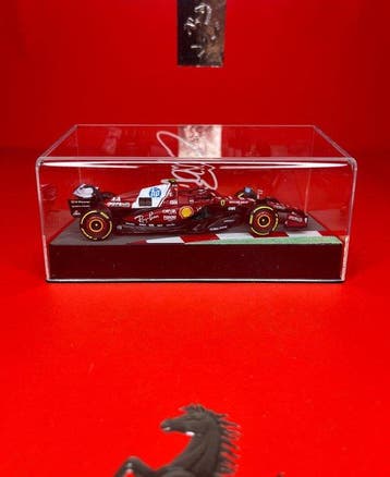 Ferrari - SF25 - 2025 - Signed - Lewis Hamilton - Schaal