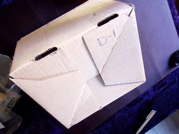 Monde 1860/1980 - un lot en sachets dans une boîte en carton