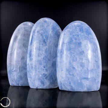 Blauwe calciet-vrije vorm – Zachte elegantie in hemelse