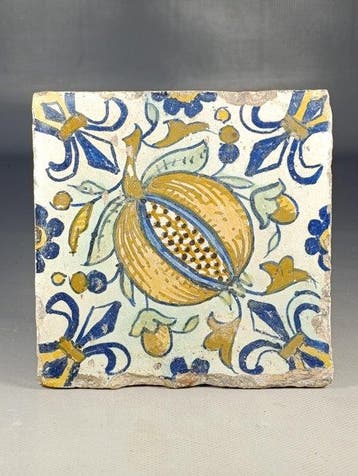 Carreau - Motif à la Grenade et Fleurs de Lys - XVIIe siècle, Antiquités & Art